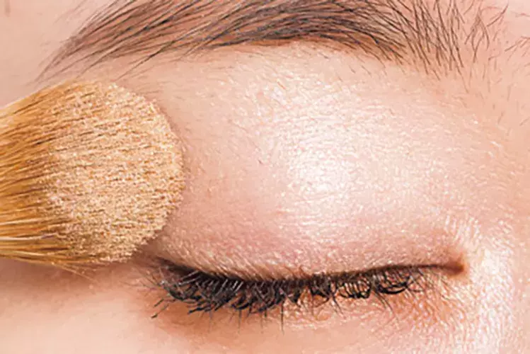 赤リップが主役で女っぽ 目元とチークを引き算した大人ナチュラルメイク ローリエプレス 赤リップが主役で女っぽ 目元とチークを引き算した大人ナチュラルメイク ローリエプレス