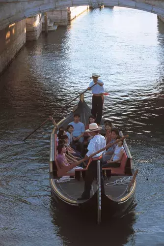 待ち時間が短くなる ディズニー大好き芸人が教える Tdsの賢い回り方 ローリエプレス