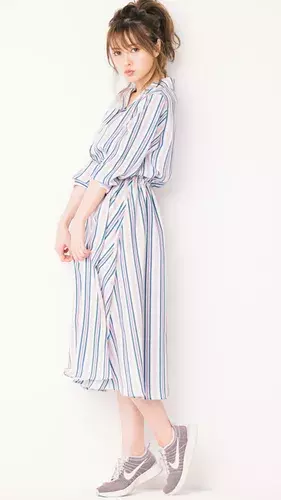 春デートにぴったり Nikeの新作ピンクスニーカーを白石麻衣が可愛く履きこなします ローリエプレス