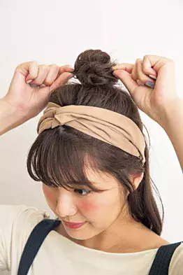 暗髪ヘアアレンジ ヘアバンドで華やかに アカヌケおだんごヘア ローリエプレス 暗髪ヘアアレンジ ヘアバンドで華やかに アカヌケおだんごヘア ローリエプレス