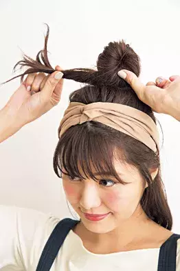 暗髪ヘアアレンジ ヘアバンドで華やかに アカヌケおだんごヘア ローリエプレス 暗髪ヘアアレンジ ヘアバンドで華やかに アカヌケおだんごヘア ローリエプレス