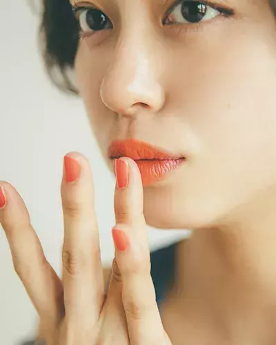 赤オレンジリップを主役にした デニムでフレンチ な日のメイク ローリエプレス