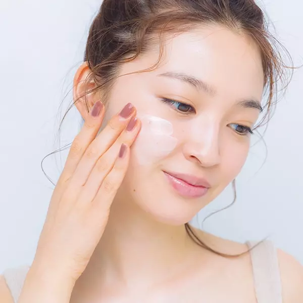 秋のベースメイクは透明感がカギ 今すぐ美肌になれるアイテム ローリエプレス