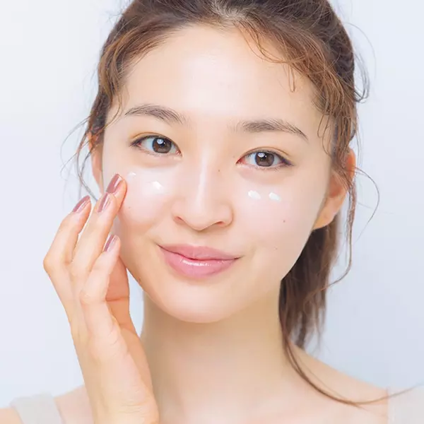 秋のベースメイクは透明感がカギ 今すぐ美肌になれるアイテム ローリエプレス