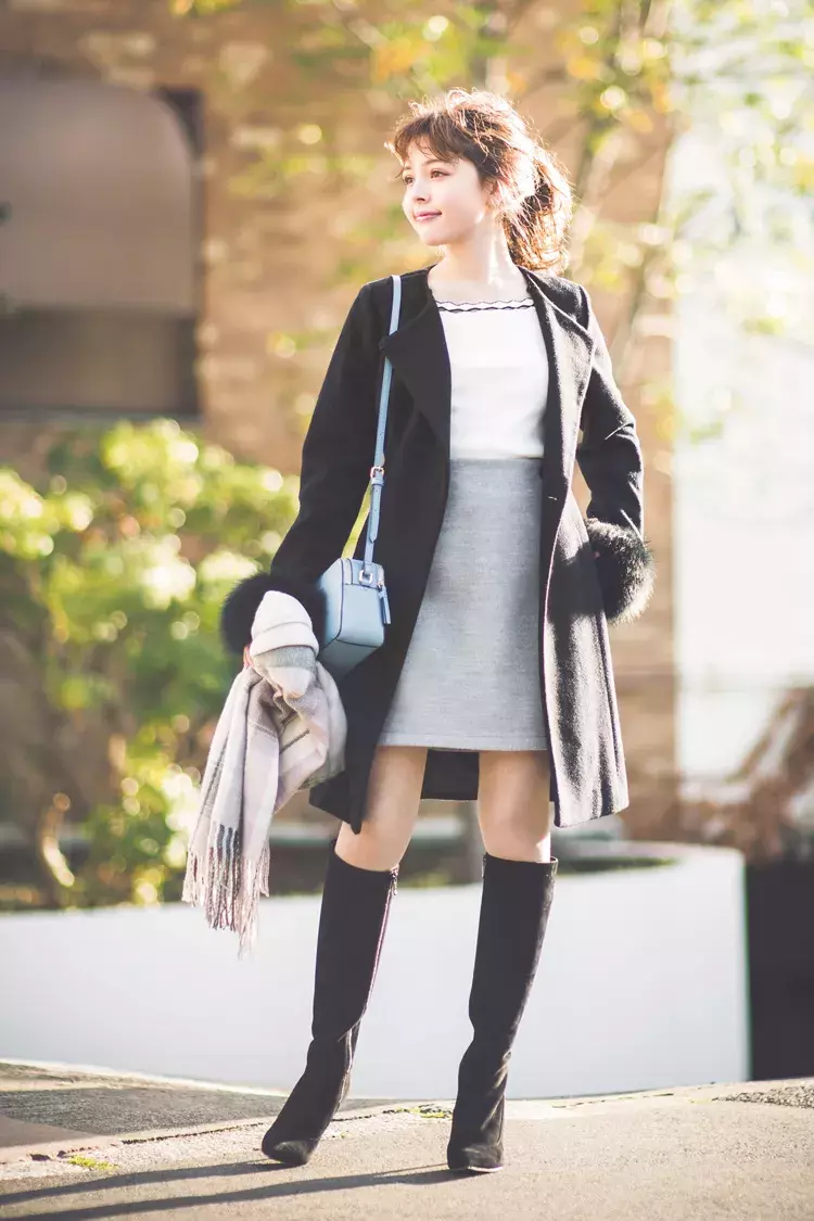 黒色のコートに合わせる服は モテ度が急上昇する冬コーデのポイント ローリエプレス 黒色のコートに合わせる服は モテ度が急上昇する冬コーデのポイント ローリエプレス