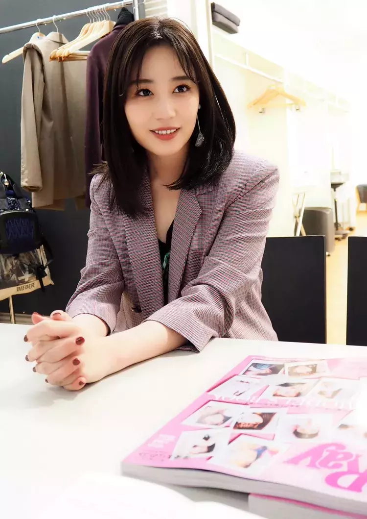 動画付き E Girls鷲尾伶菜 佐藤晴美にインタビュー Flower新曲やツアーの意気込み バレンタインの思い出etc ネホハホ ローリエプレス