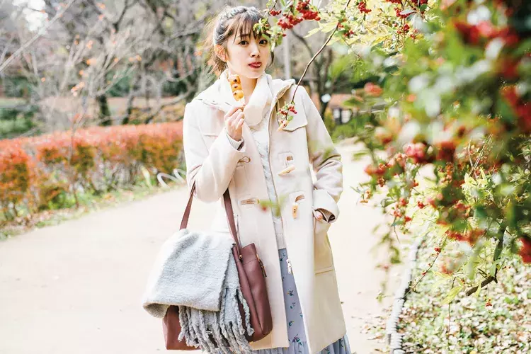 小顔効果バツグン 春まで着られる オフタートルニット の着回しコーデ６選 ローリエプレス