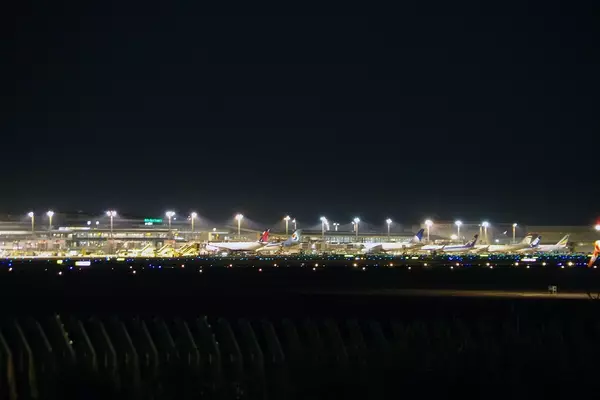 デートにぴったり 夜空に旅立つ飛行機が見られるスポットをご紹介 羽田 成田 伊丹 ローリエプレス