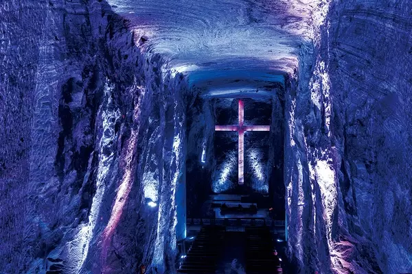 南米コロンビアの小さな町シパキラにある 塩の大聖堂 が幻想的すぎ