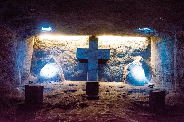 南米コロンビアの小さな町シパキラにある 塩の大聖堂 が幻想的すぎ