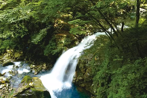 栃木県 那須塩原の秘境 スッカン沢 3本の滝と神秘的な青い渓流に癒されよう ローリエプレス