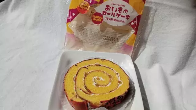 ごまがよいアクセント ファミリーマート の おいものロールケーキ は 紅あずまのあん を使用 ローリエプレス