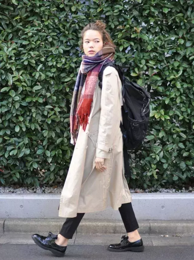 おしゃれな人はこれが上手い トレンチコートとマフラーの合わせテク ローリエプレス