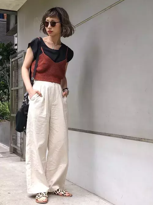 白vs黒どっちのtシャツが使いやすい 夏コーデのテイスト別にジャッジ ローリエプレス