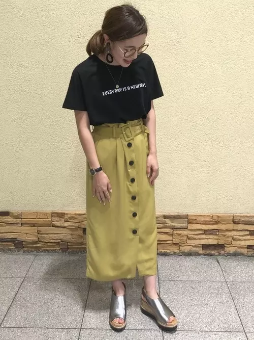 白vs黒どっちのtシャツが使いやすい 夏コーデのテイスト別にジャッジ ローリエプレス