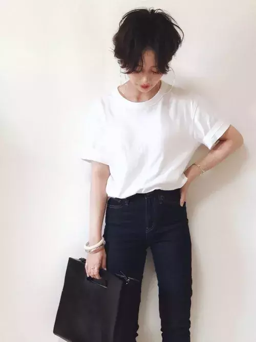 白vs黒どっちのtシャツが使いやすい 夏コーデのテイスト別にジャッジ ローリエプレス