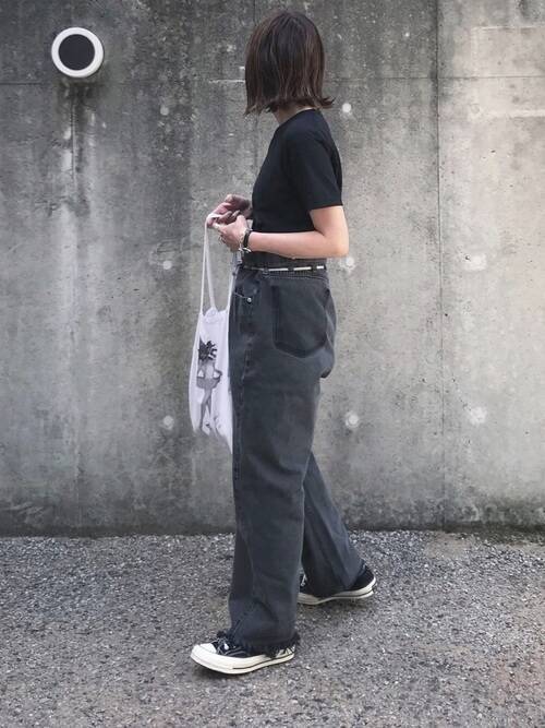 白vs黒どっちのtシャツが使いやすい 夏コーデのテイスト別にジャッジ ローリエプレス