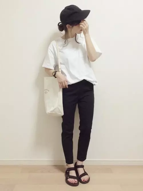 白vs黒どっちのtシャツが使いやすい 夏コーデのテイスト別にジャッジ ローリエプレス