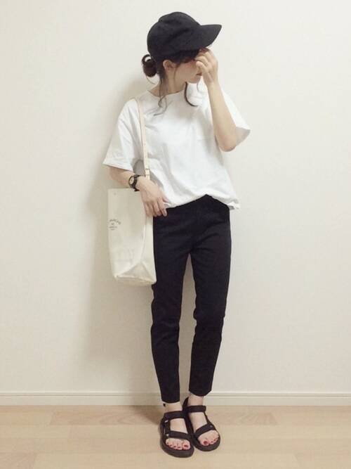 白vs黒どっちのtシャツが使いやすい 夏コーデのテイスト別にジャッジ ローリエプレス