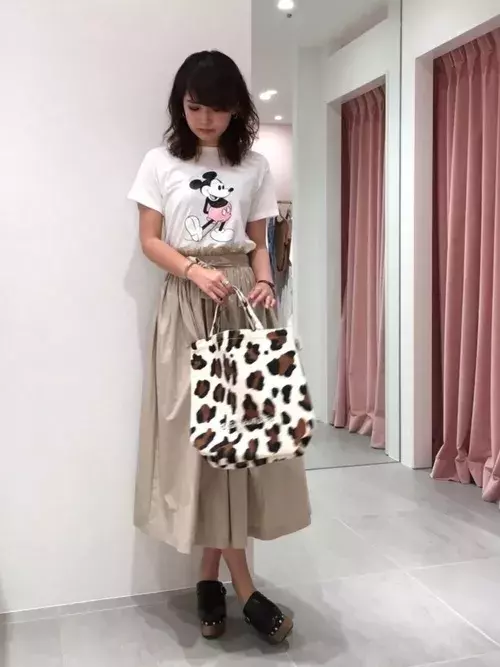 童顔さんが避けるべき服装って 大人見えさせるアイテム 夏コーデを伝授 ローリエプレス