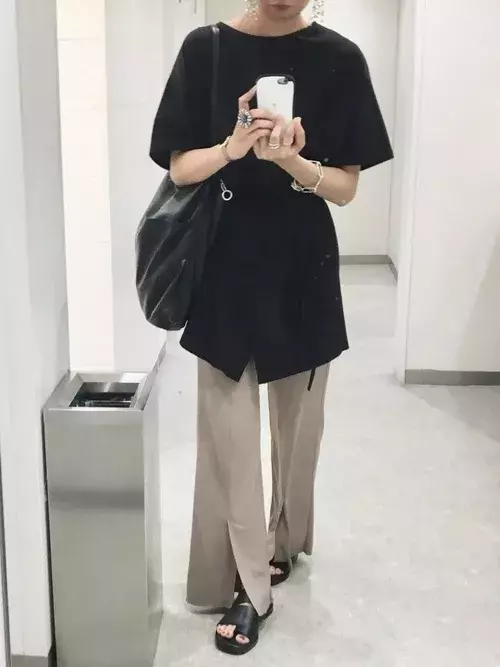 春だって黒い服が着たい 甘い黒or辛い黒 今日はどっちの気分 ローリエプレス