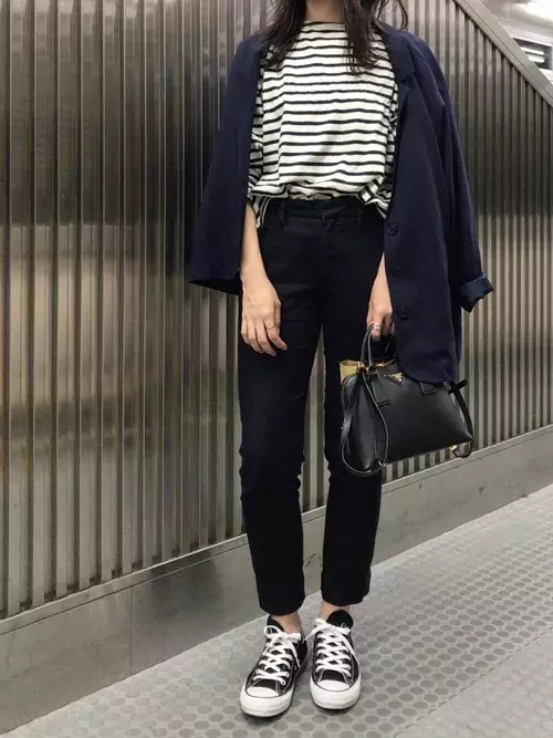 春だって黒い服が着たい 甘い黒or辛い黒 今日はどっちの気分 ローリエプレス