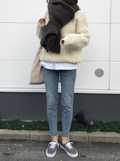 抜け感も今っぽさも手に入る 19年は冬でも 薄色デニム がかわいい ローリエプレス
