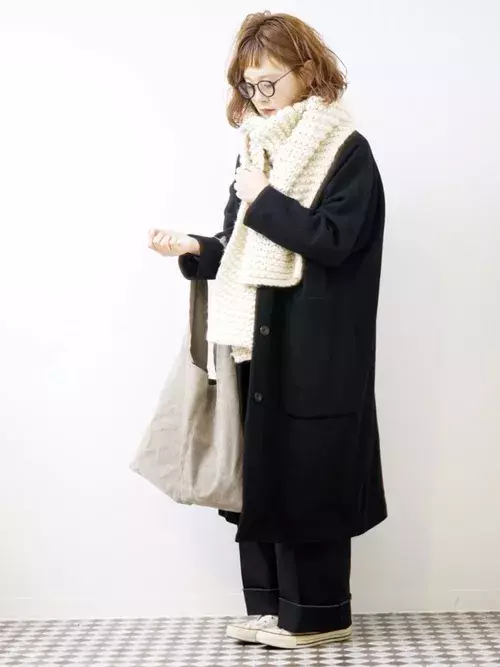 巻き方や素材で印象が変わる ノーカラーコート マフラーのコーデ集 ローリエプレス 巻き方や素材で印象が変わる ノーカラーコート マフラーのコーデ集 ローリエプレス