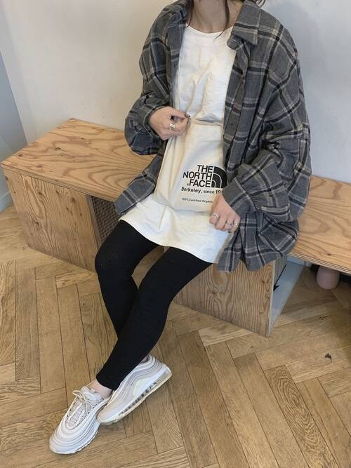 大人女子はこの冬こう履く 4つのブランド別に見るスニーカーコーデ ローリエプレス