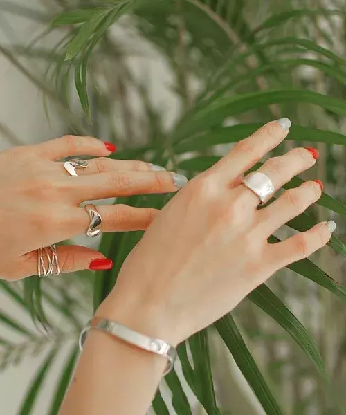 夏のおしゃれな手元図鑑 手元コーデがいい感じになるアクセ使いのコツ ローリエプレス 夏のおしゃれな手元図鑑 手元コーデがいい感じになるアクセ使いのコツ ローリエプレス