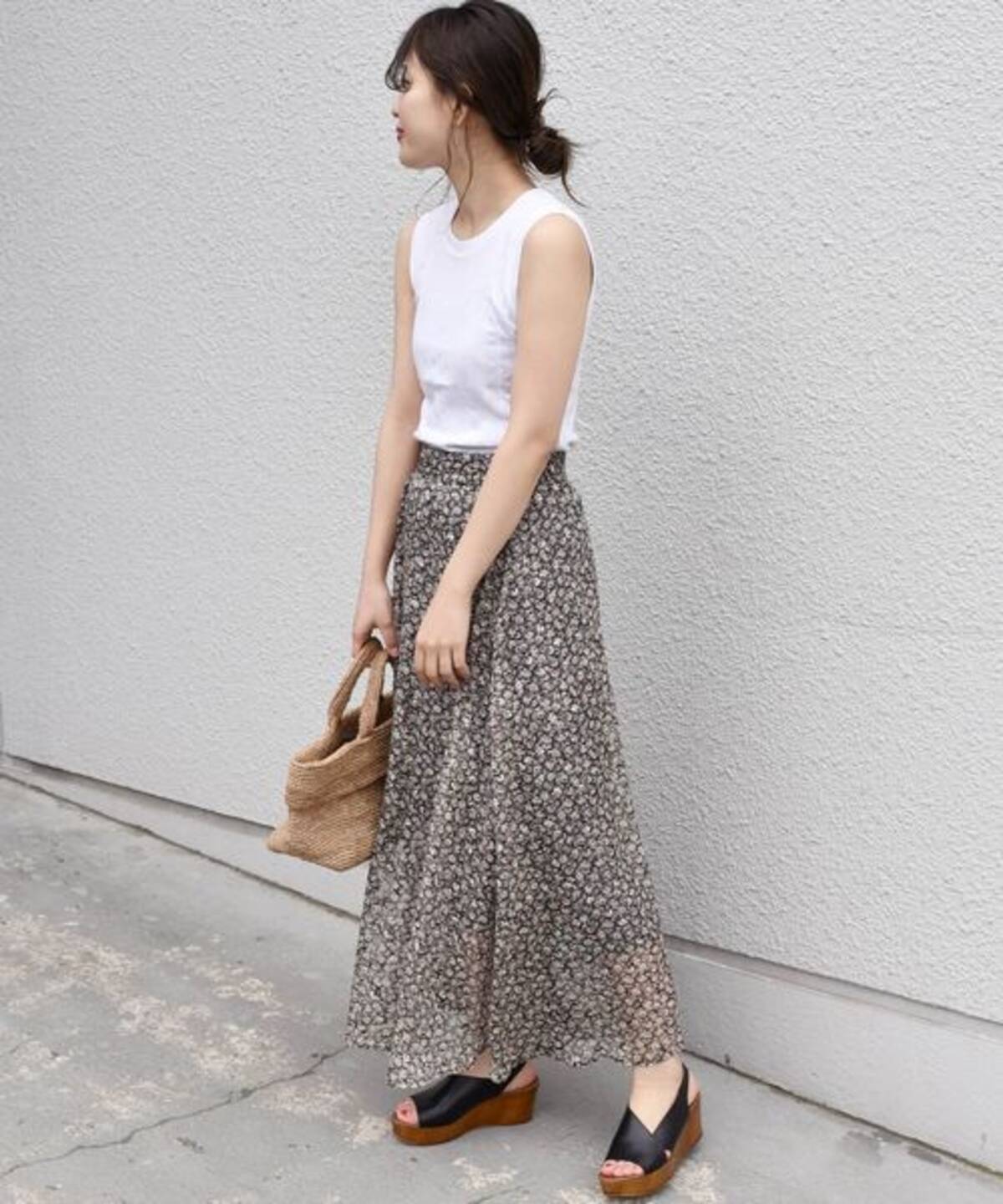 服から透ける素肌がいいんです 夏の 透け感コーデ でこなれ見せしよ ローリエプレス