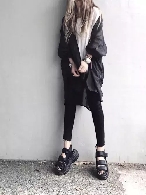 定番アイテムを今年らしく 黒スキニー 初夏の着こなし術 ローリエプレス