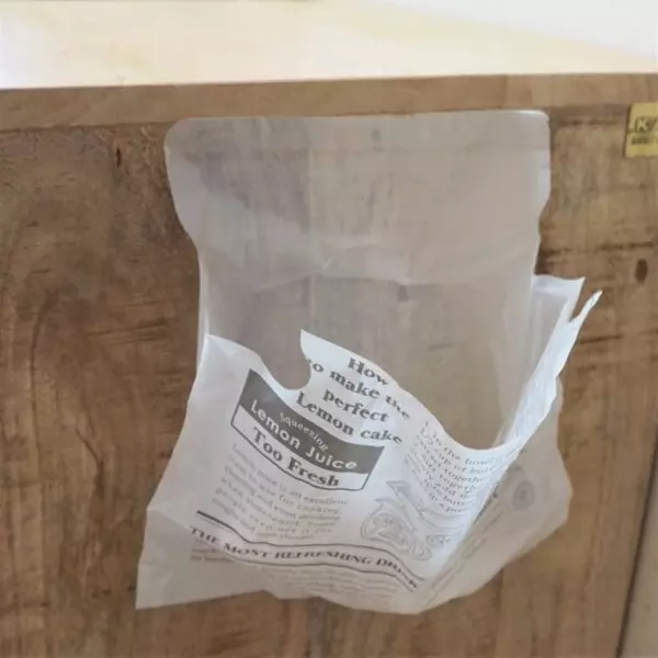 3coins 驚きの神グッズ ペタッと貼るだけ 簡易ゴミ袋 が超便利でオシャレ ローリエプレス