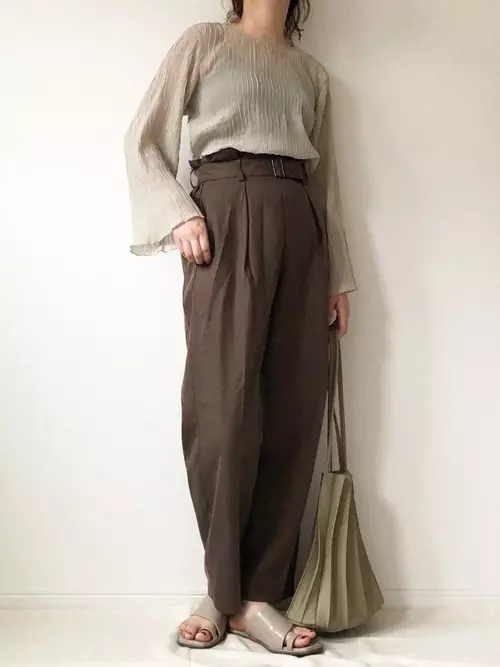 スタイルアップも夢じゃない Gu の ベルトタックテーパードパンツ が優秀すぎる ローリエプレス