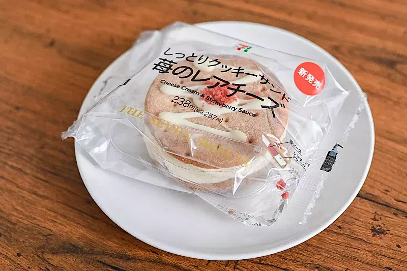 セブン 発売告知なしで突然登場 しっとりクッキーサンド 苺のレアチーズ が絶品 ローリエプレス