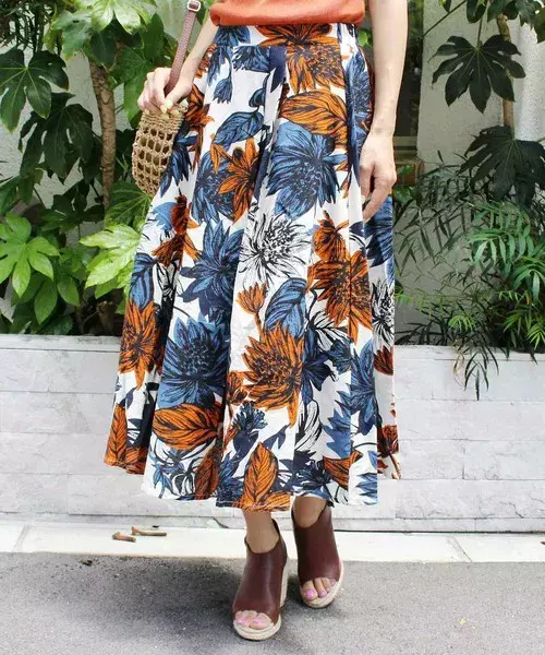 こんな着こなしなら アリかも 夏を彩る大人の花柄スカートコーデ ローリエプレス