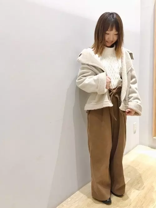 ムートンコートを大人っぽくコーデするにはボトムス選びが重要でした ローリエプレス