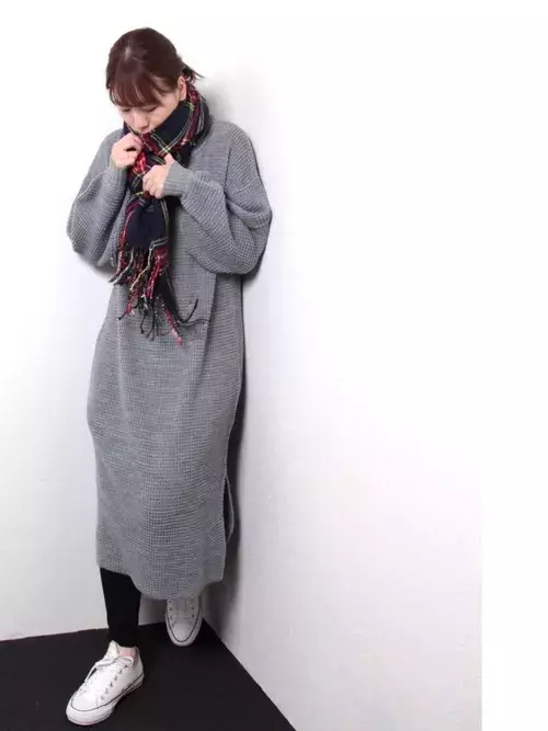 実は男ウケも 冬のニットワンピース スニーカーコーデが最強っぽい ローリエプレス