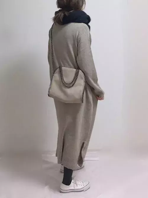 実は男ウケも 冬のニットワンピース スニーカーコーデが最強っぽい ローリエプレス