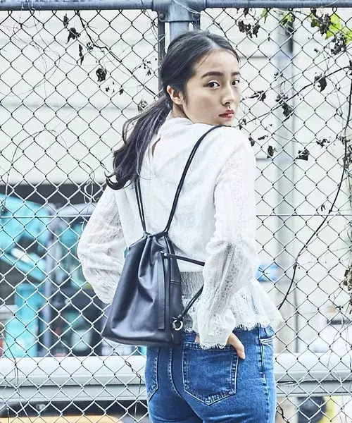 流行のミニリュックはどう持つのが正解 おしゃれな持ち方3つ ローリエプレス 流行のミニリュックはどう持つのが正解 おしゃれな持ち方3つ ローリエプレス