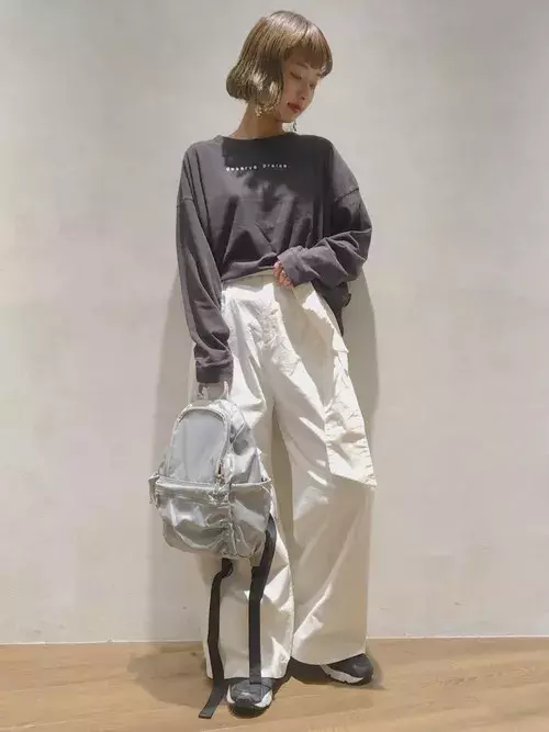 流行のミニリュックはどう持つのが正解 おしゃれな持ち方3つ ローリエプレス 流行のミニリュックはどう持つのが正解 おしゃれな持ち方3つ ローリエプレス