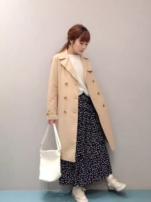 上品だけどカジュアル トレンチコート スカートコーデで春モテが叶う ローリエプレス