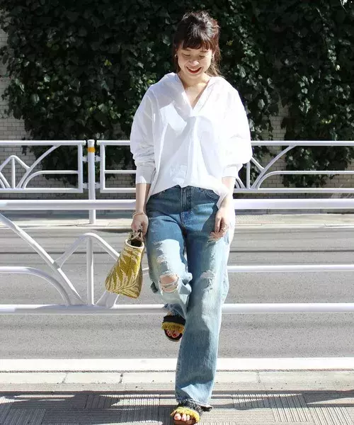シンプルコーデ永遠の王道 白シャツ デニムパンツをこなれさせる秘訣 ローリエプレス