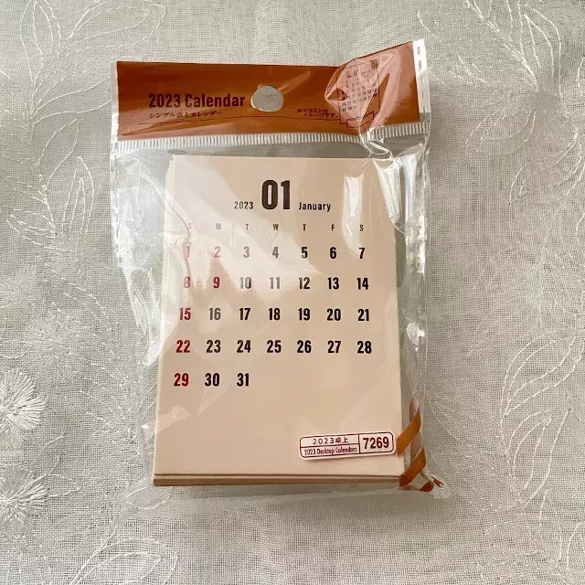 邪魔にならないシンプルなデザイン ダイソー の 卓上カレンダー が良さそう ローリエプレス