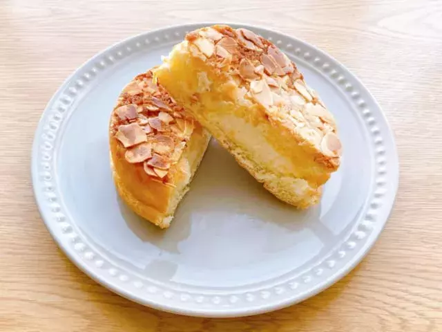 アーモンドが口の中いっぱいに広がる ファミマの新作 アーモンドフロランタン なクリームパン は必見 ローリエプレス