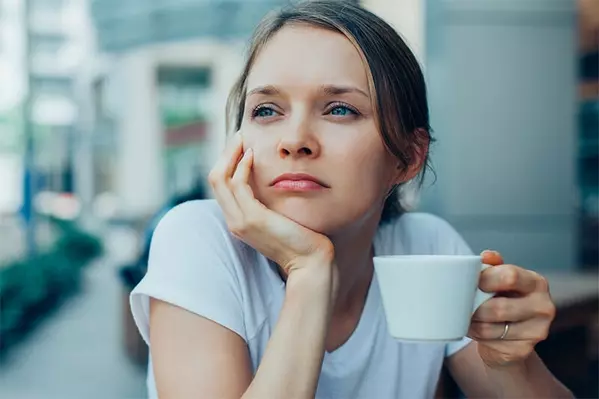 どうせ私なんか と考えがちな モテない女性の特徴3つ ローリエプレス