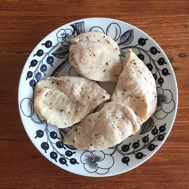 コンビニで大ブーム 自家製サラダチキンを電子レンジで作ってみた ローリエプレス