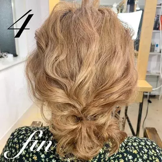 ウェーブヘアでこなれ感を演出 ミディアムヘアアレンジ ローリエプレス