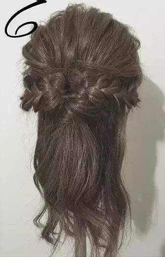 くるりんぱと三つ編みで最強かわいい デートにぴったりのハーフアップアレンジ ローリエプレス くるりんぱと三つ編みで最強かわいい デートにぴったりのハーフアップアレンジ ローリエプレス