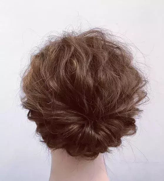 ミディアムヘアでも華やかに くるりんぱ ロープ編みの簡単まとめ髪アレンジ ローリエプレス